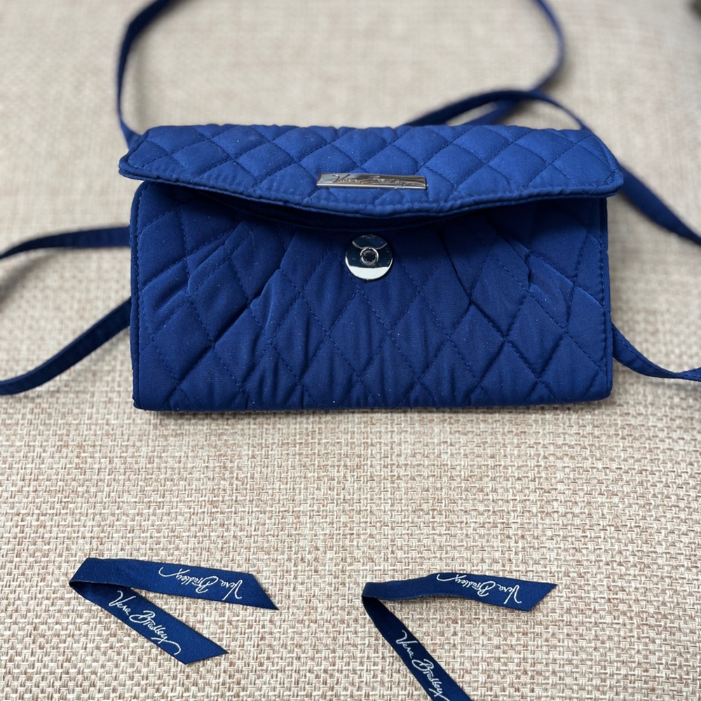 Vera Bradley crossbody navy blue quilted,EUC 7.5x4.5x.5”, clean, no stains ⬇️ - Picture 10 of 13